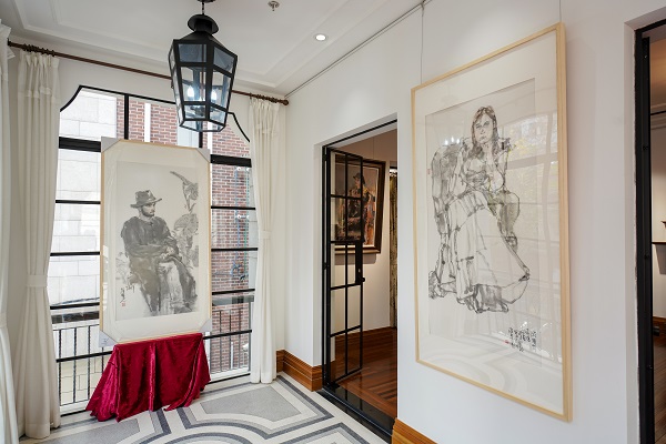 张园举办的“行进中的画展”，穿着100年前服装的画家们都画了点啥？