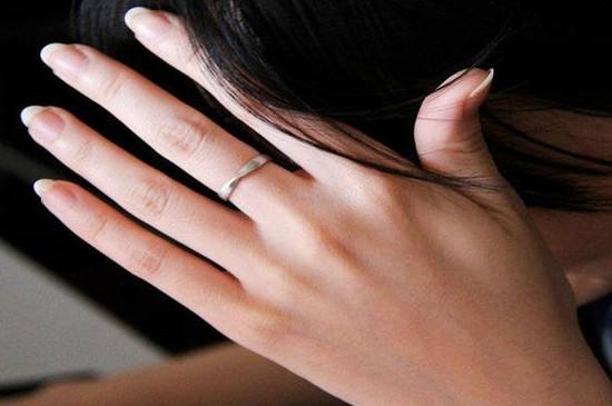 英国穆斯林女性戒指戴在左手中指是什么意思?